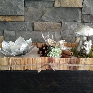 Tafelstuk op houten plateau met waxineroos